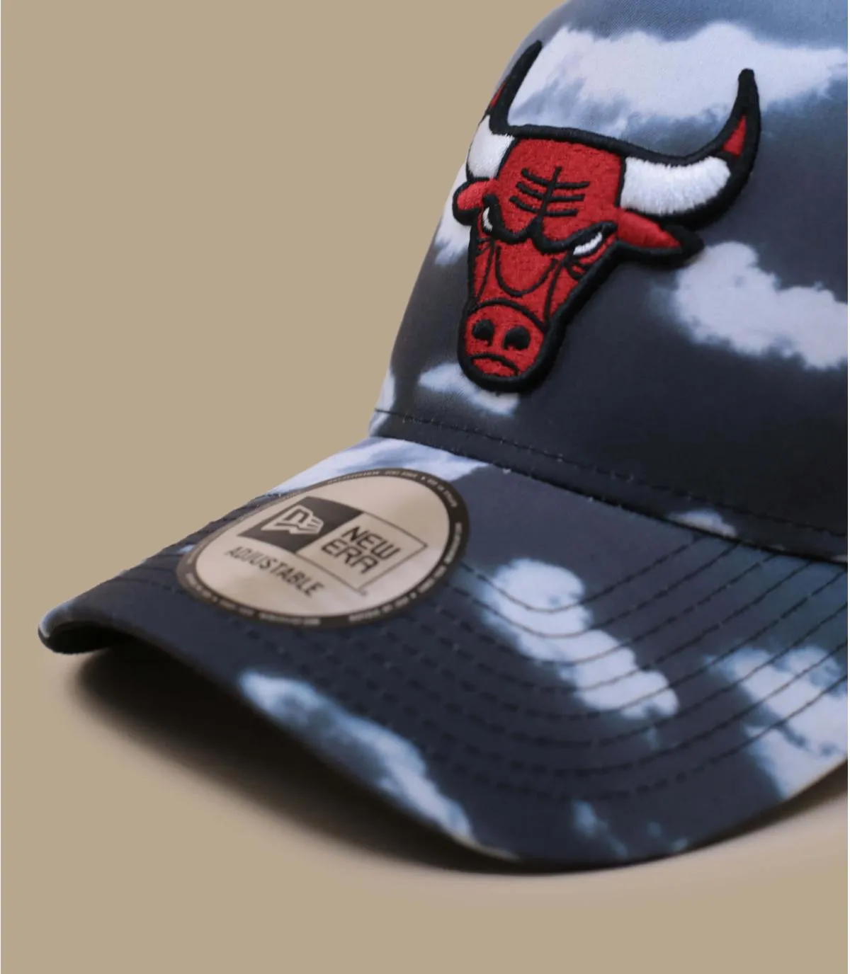 Casquette trucker bulls nuages - Trucker Cloud AOP Bulls grey New Era : Headict