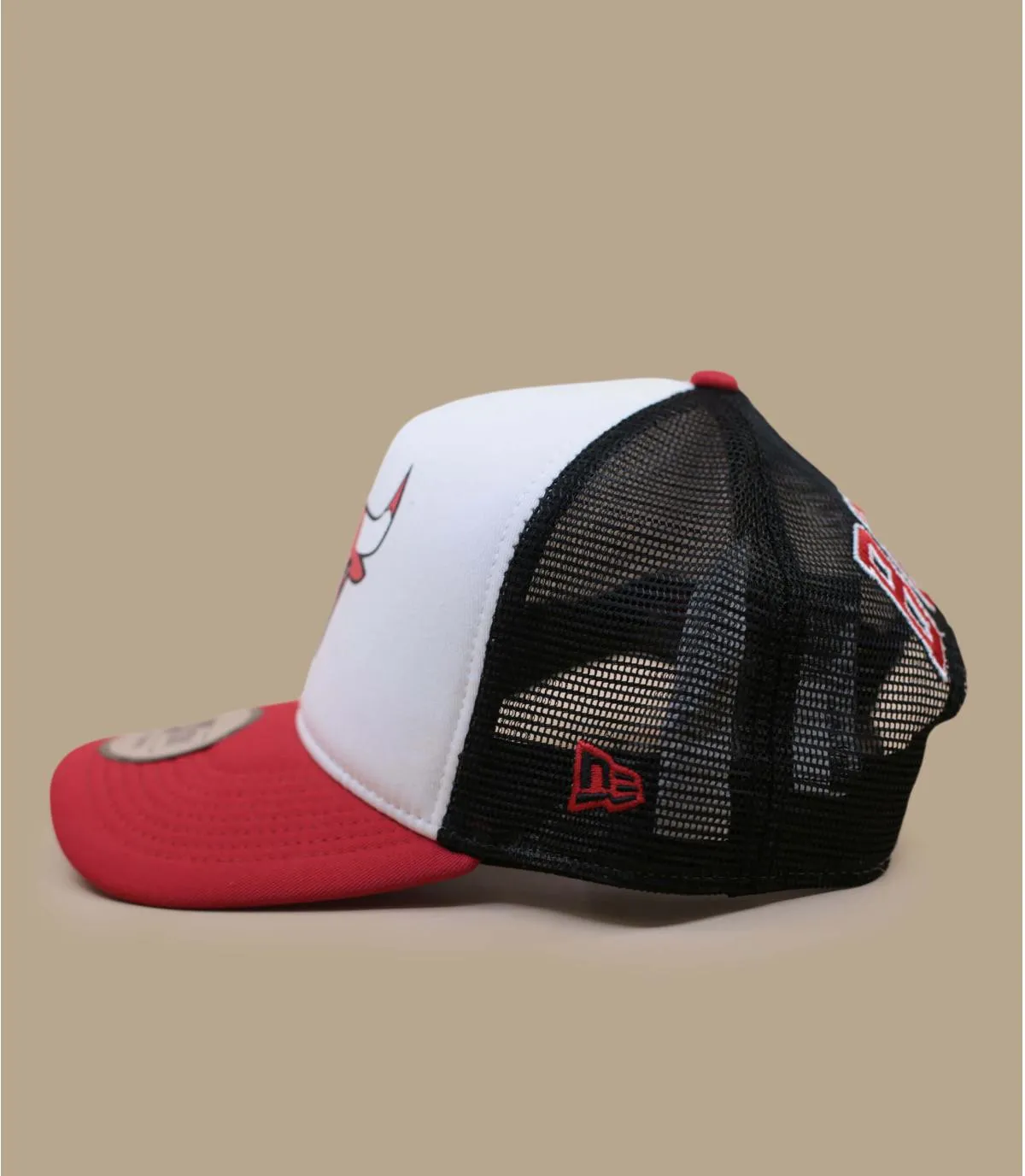 Casquette trucker bulls rouge blanche noire - Trucker Team Color Block Bulls New Era : Headict