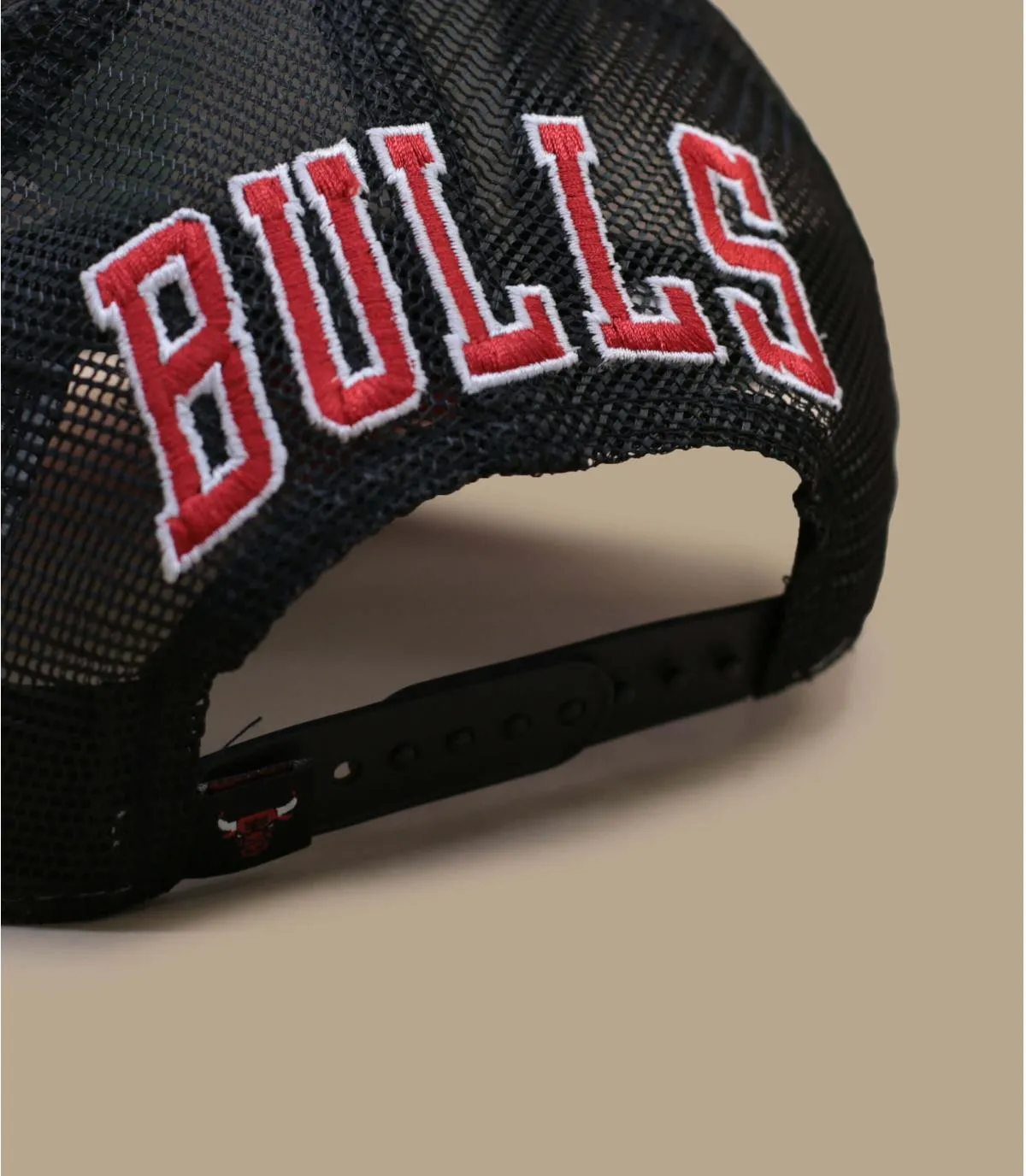 Casquette trucker bulls rouge blanche noire - Trucker Team Color Block Bulls New Era : Headict