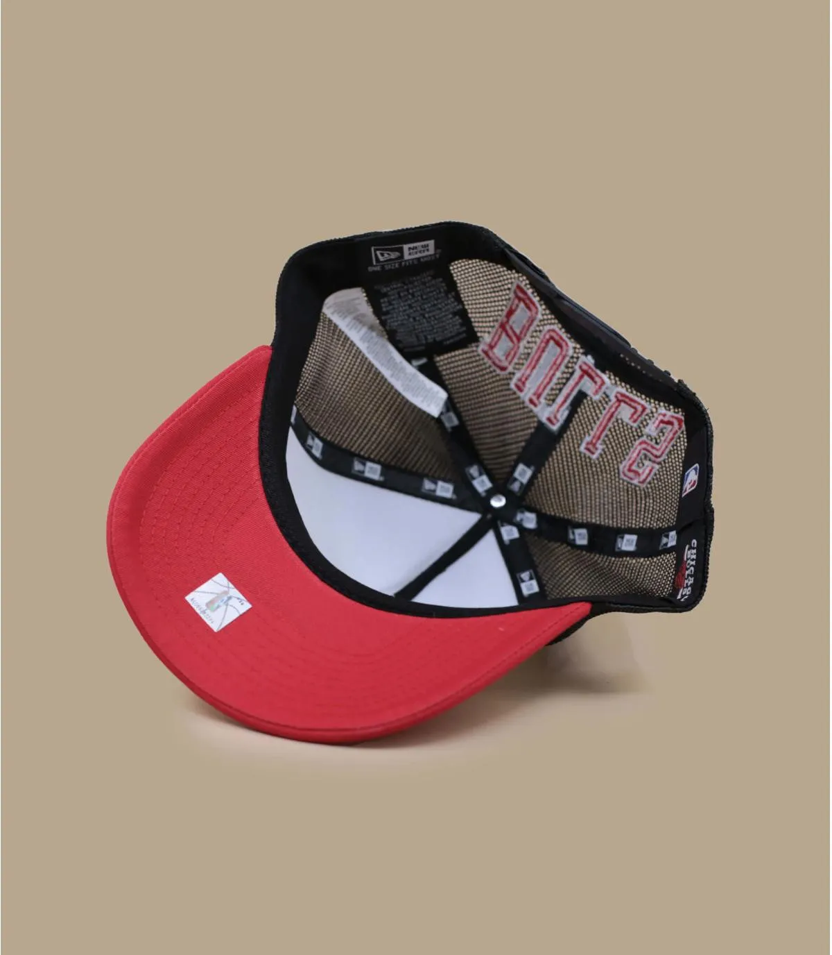 Casquette trucker bulls rouge blanche noire - Trucker Team Color Block Bulls New Era : Headict