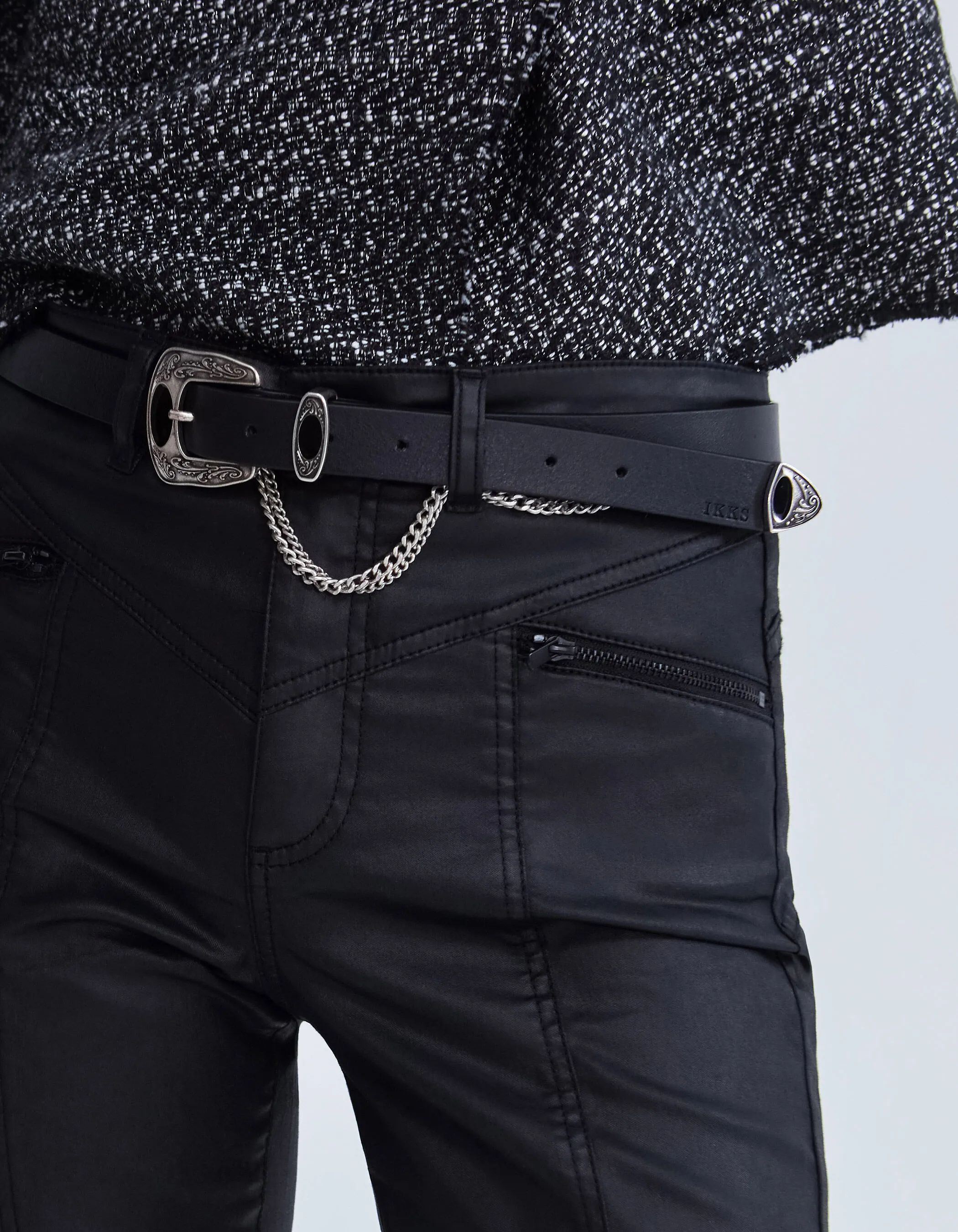 Ceinture noire cuir boucle gravée et chaînes Femme