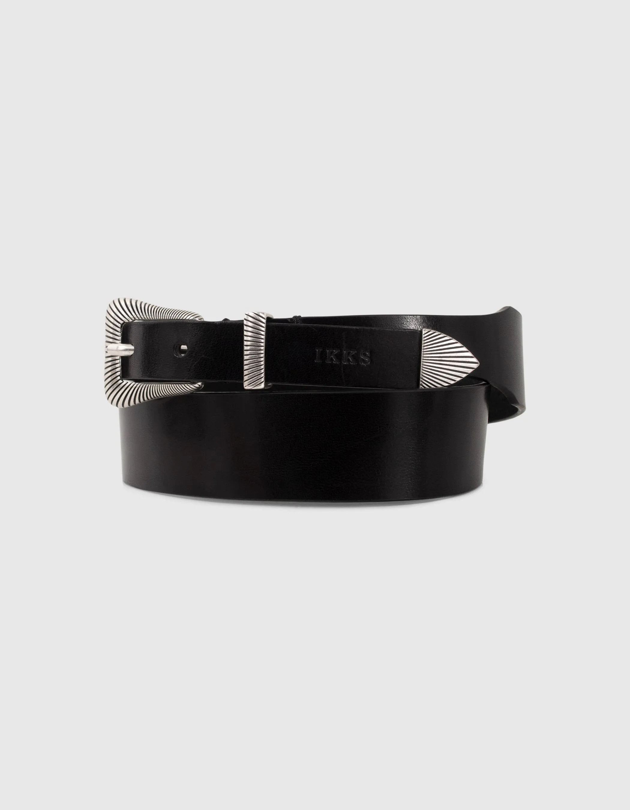 Ceinture noire en cuir asymétrique avec bout métal femme