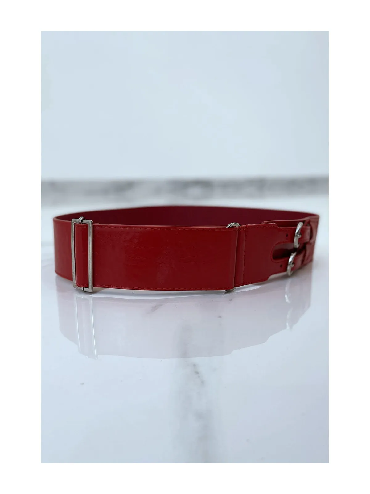 Ceinture rouge en simili à double boucle métallique