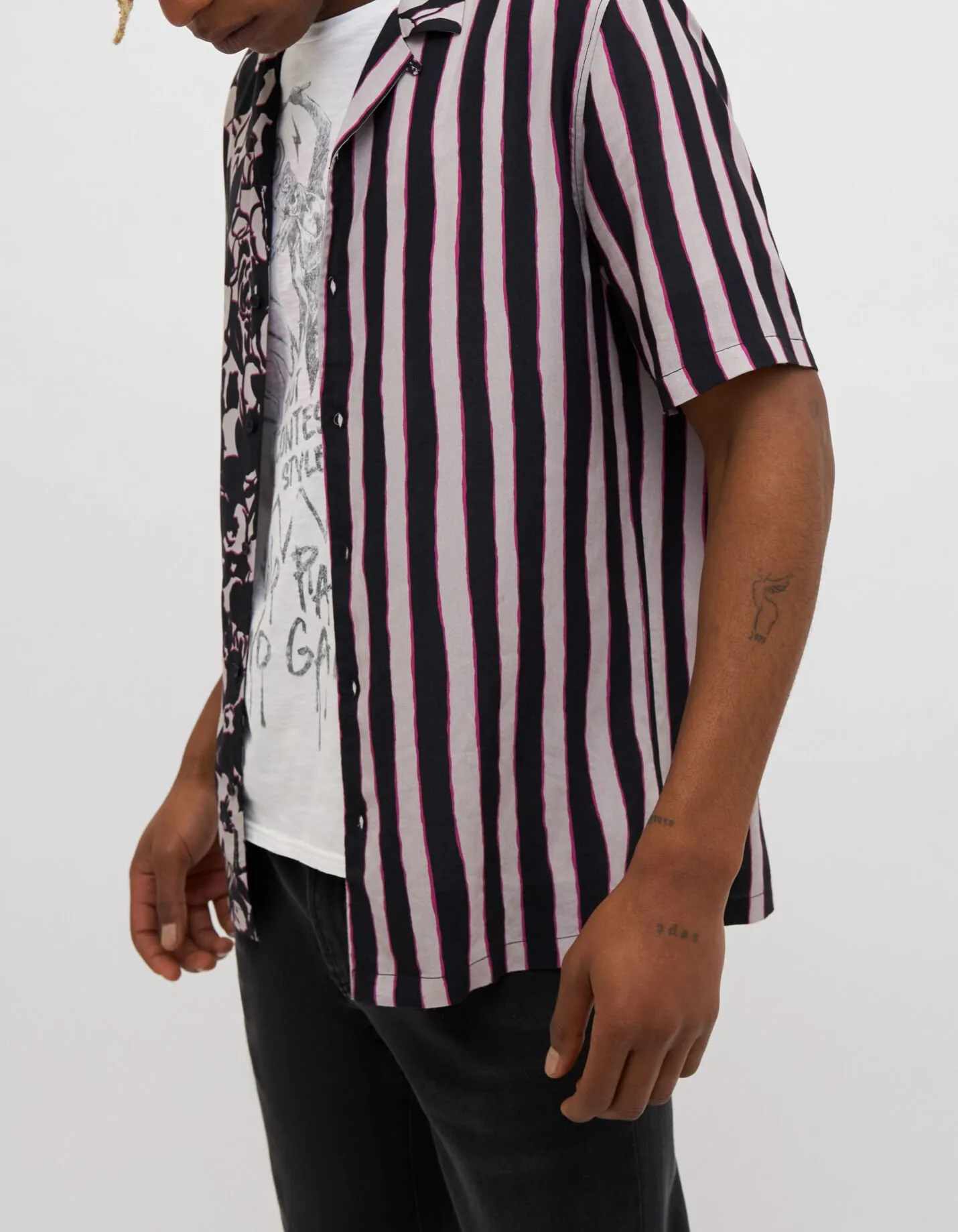 Chemise REGULAR noire à fleurs et rayures Homme