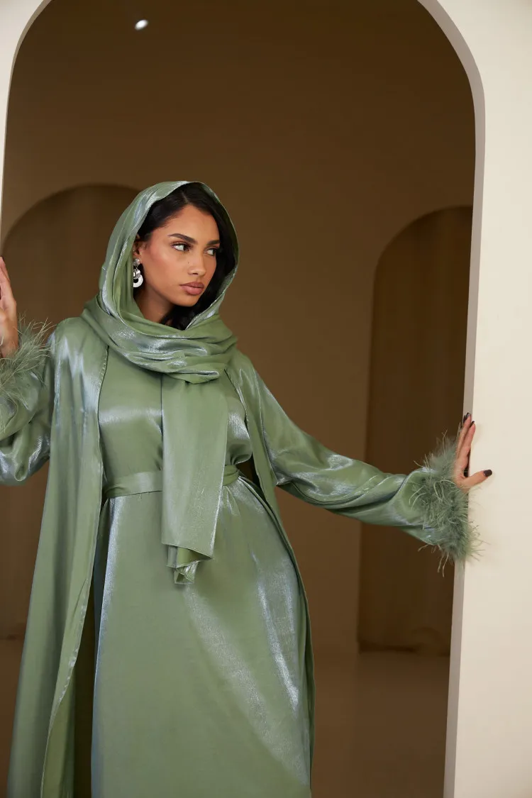 Ensemble 3 pièces abaya + gilet + voile satinée et plumes vert