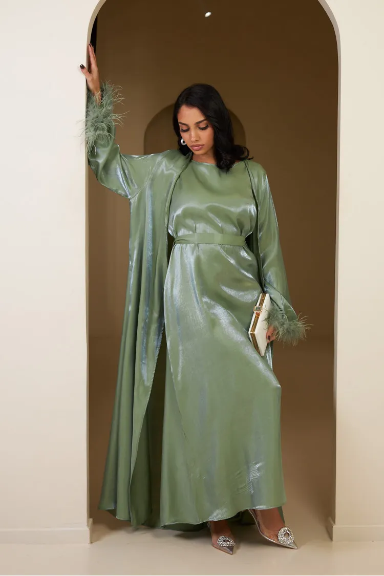 Ensemble 3 pièces abaya + gilet + voile satinée et plumes vert