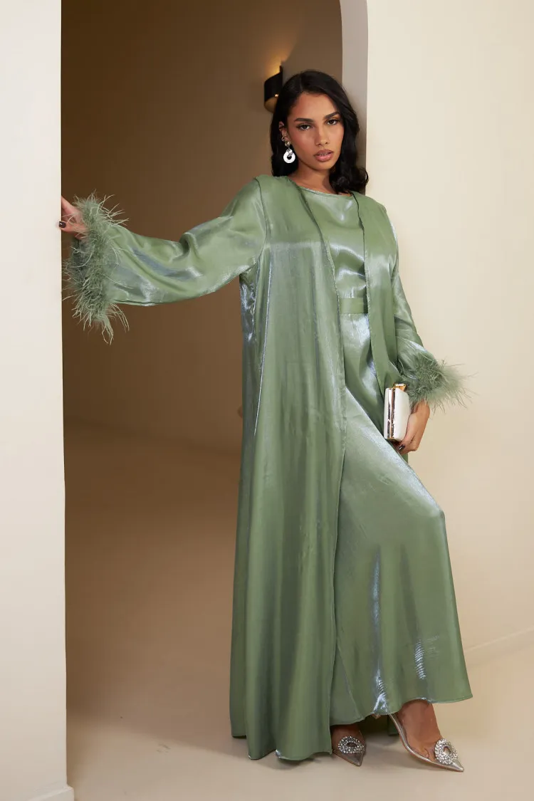 Ensemble 3 pièces abaya + gilet + voile satinée et plumes vert