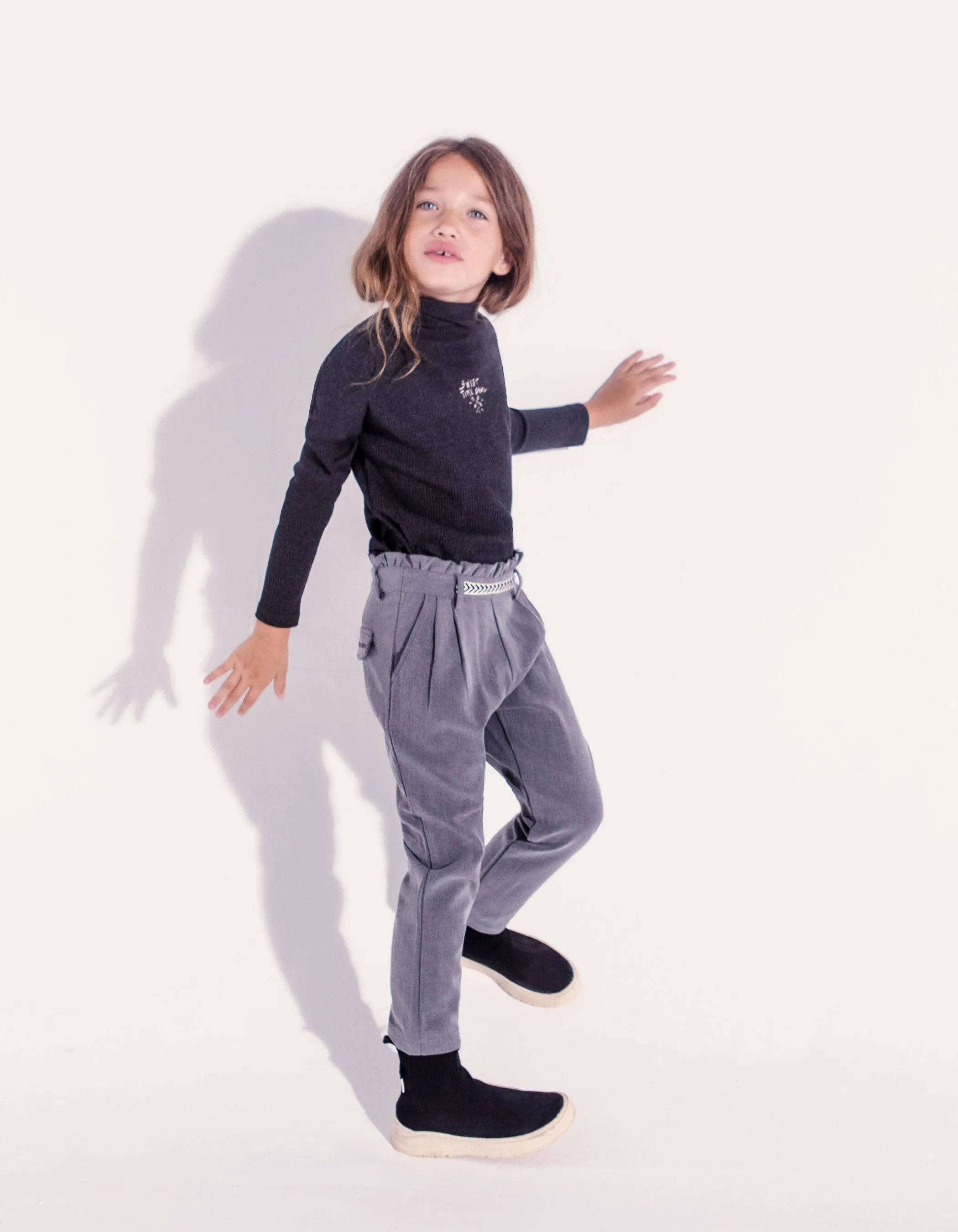 Pantalon gris chiné avec ceinture froncée fille