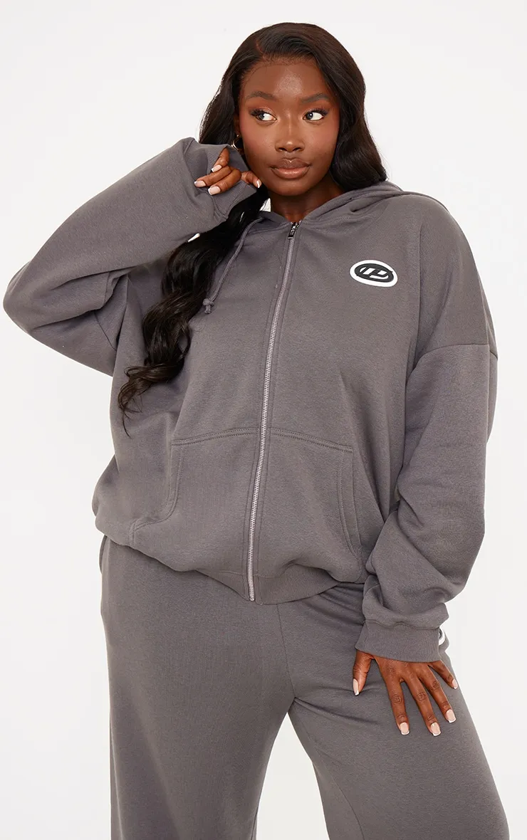 PRETTYLITTLETHING Plus Hoodie oversize gris anthracite à détail logo badge