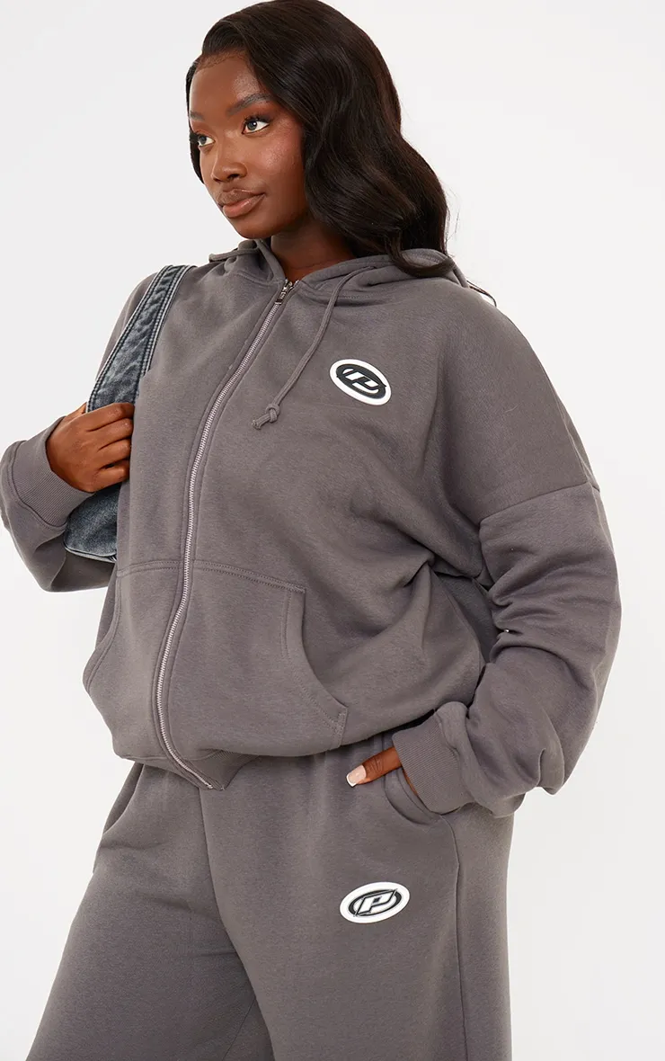 PRETTYLITTLETHING Plus Hoodie oversize gris anthracite à détail logo badge