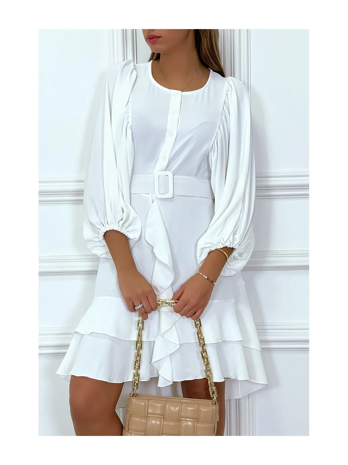 Robe chemise blanche avec manches bouffante volants et ceinture