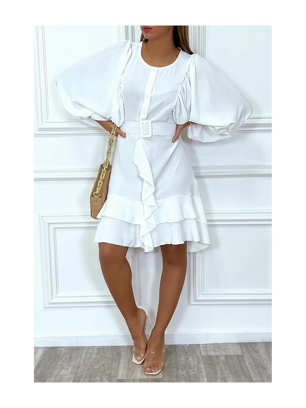 Robe chemise blanche avec manches bouffante volants et ceinture