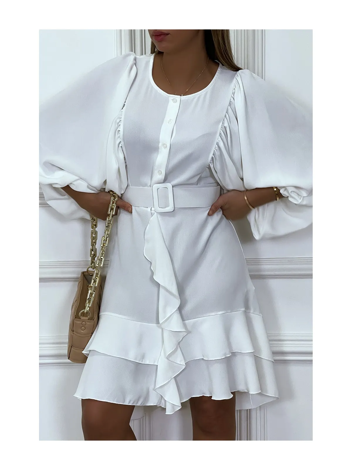 Robe chemise blanche avec manches bouffante volants et ceinture