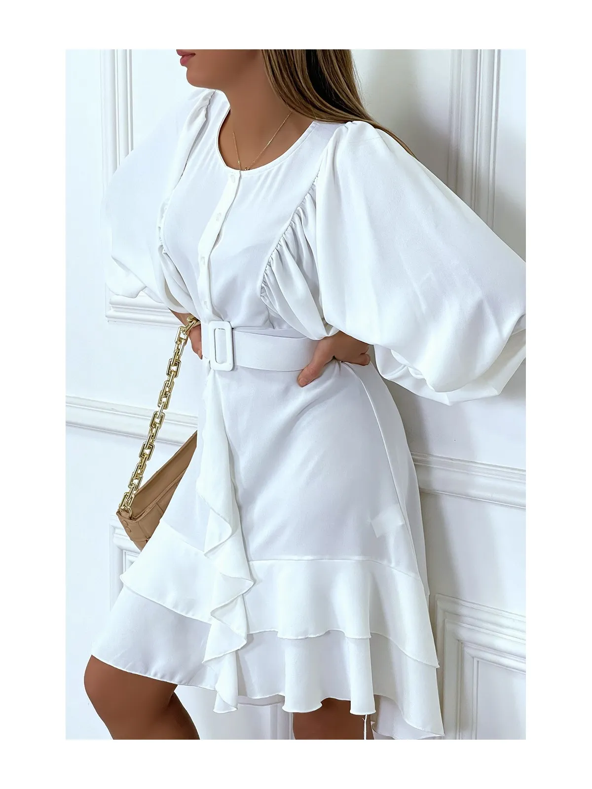 Robe chemise blanche avec manches bouffante volants et ceinture