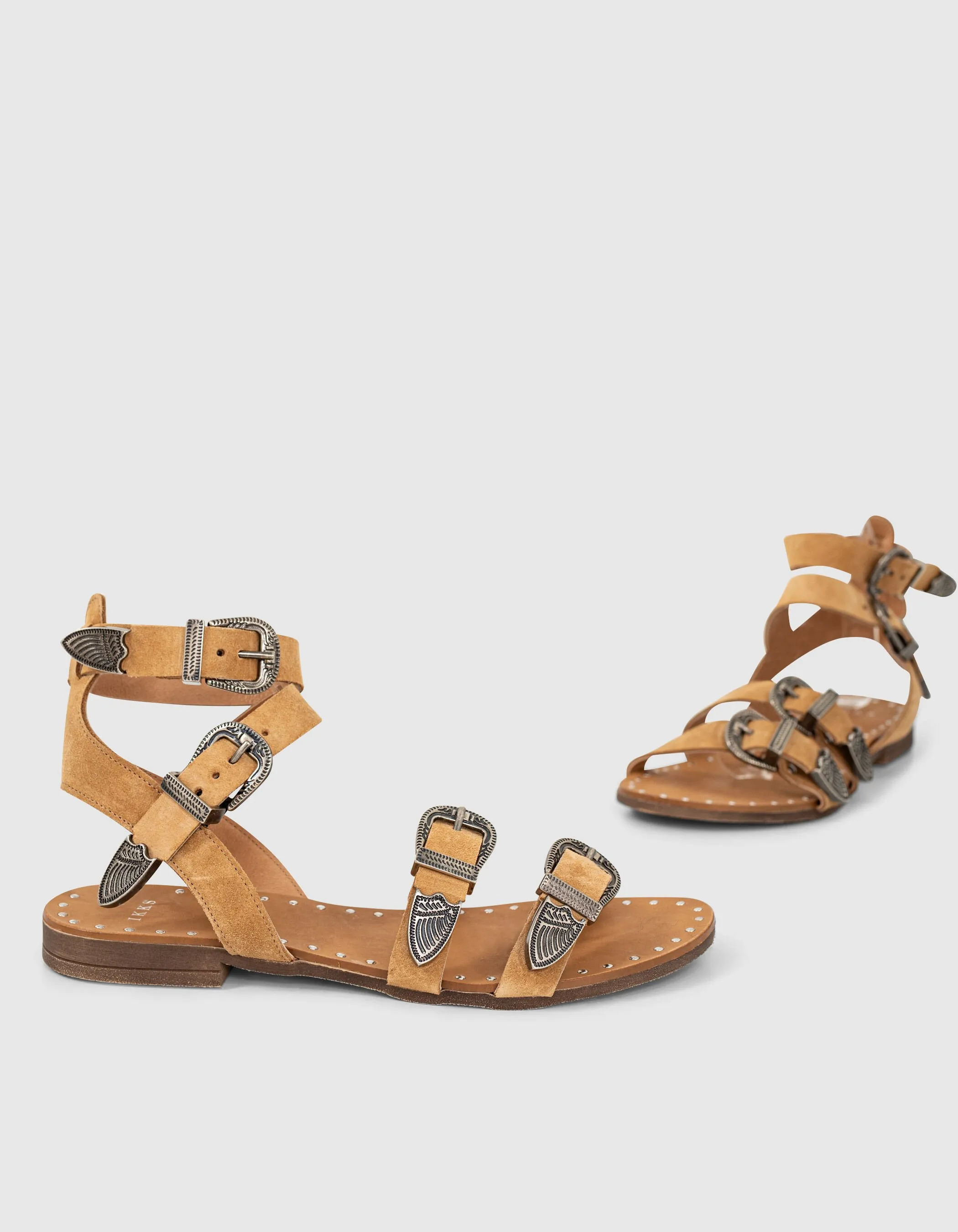 Sandales plates en cuir suédé camel boucles western femme