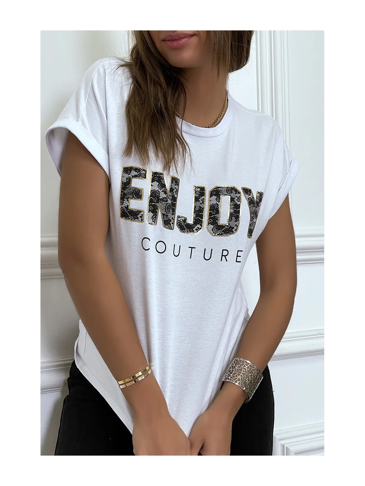 T-shirt blanc ENJOY avec manches revers et coupe loose. T-shirt femme fashion