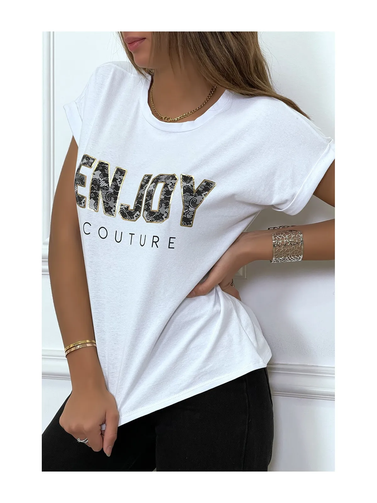 T-shirt blanc ENJOY avec manches revers et coupe loose. T-shirt femme fashion