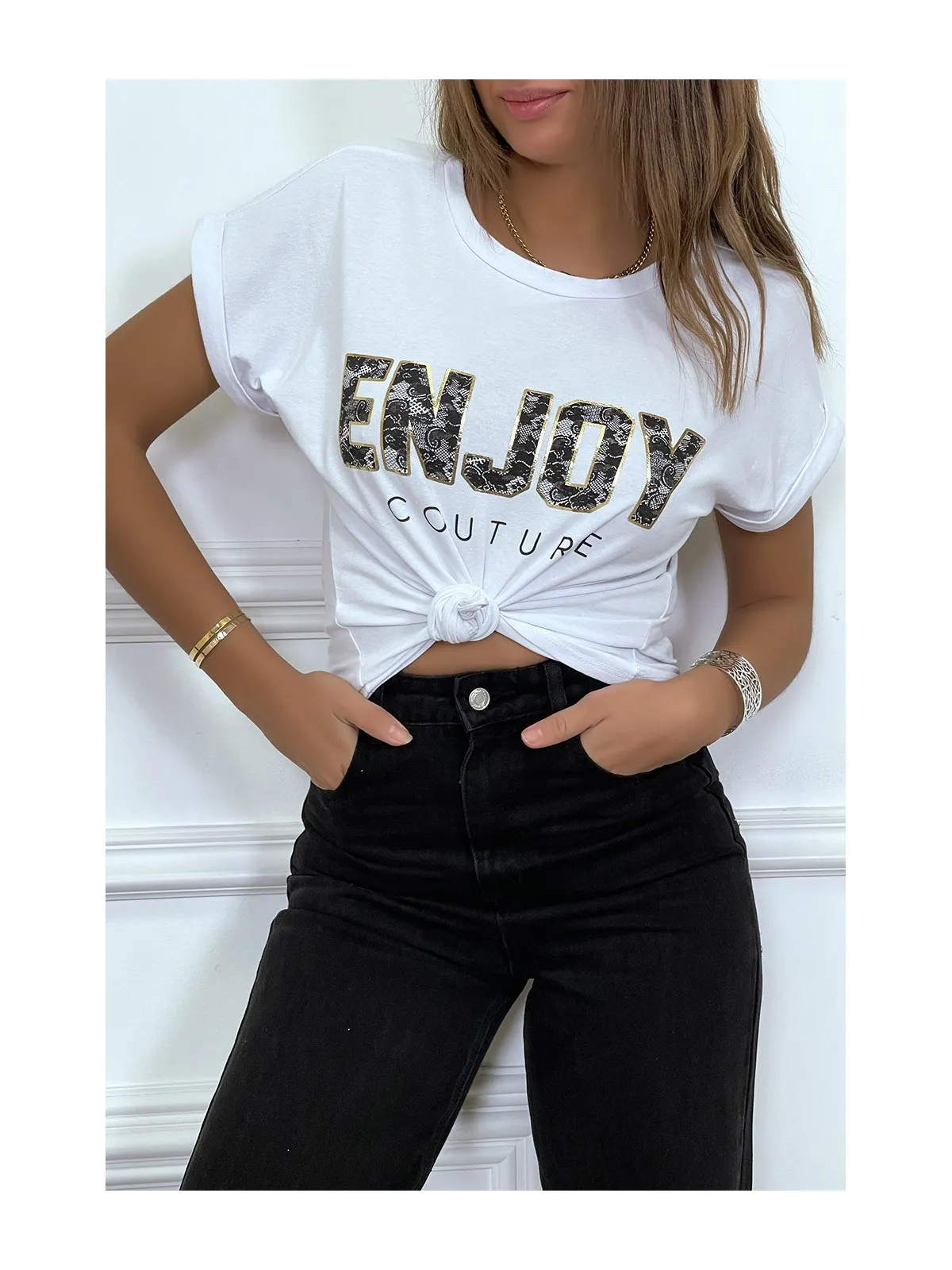 T-shirt blanc ENJOY avec manches revers et coupe loose. T-shirt femme fashion