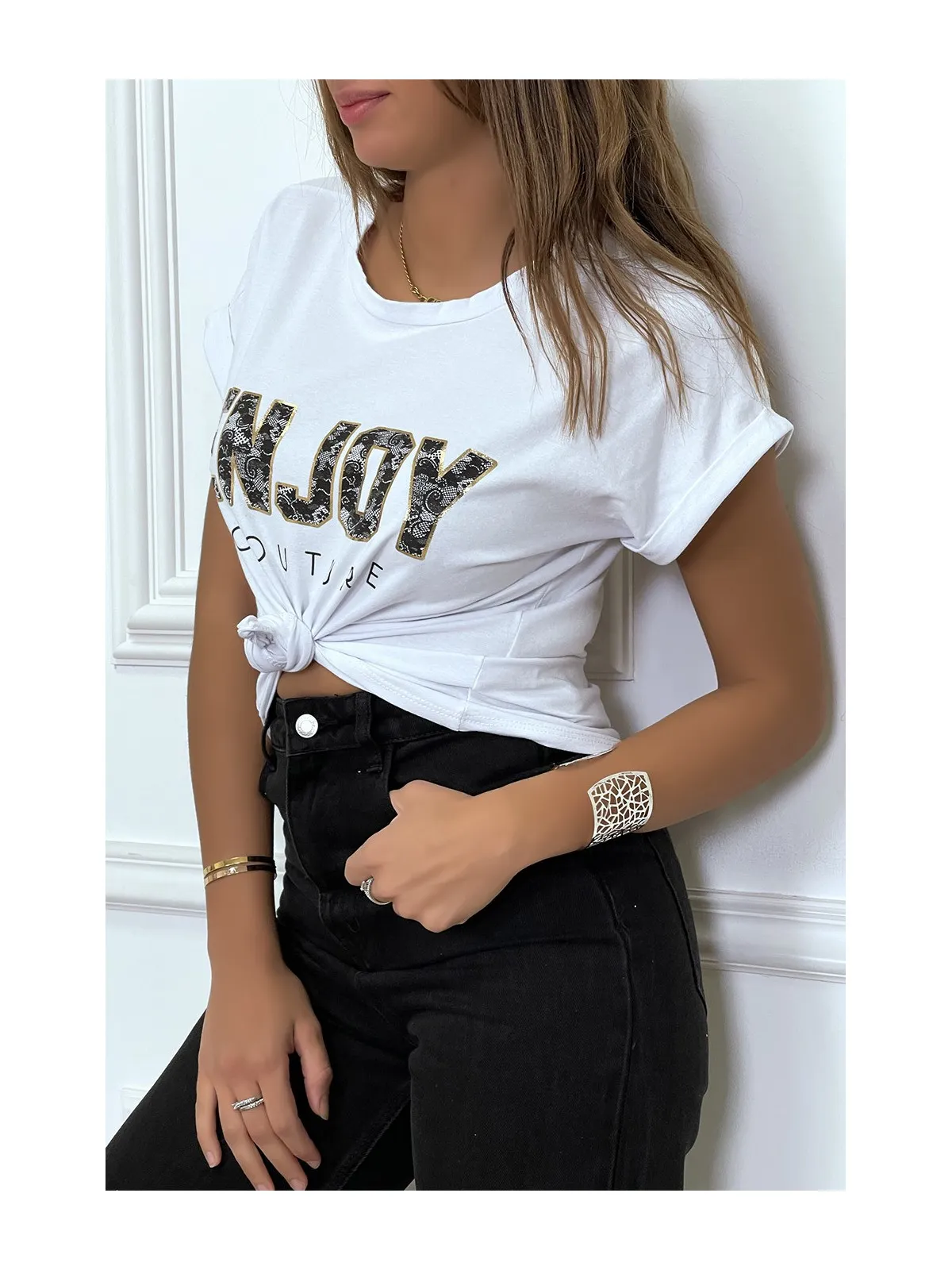 T-shirt blanc ENJOY avec manches revers et coupe loose. T-shirt femme fashion